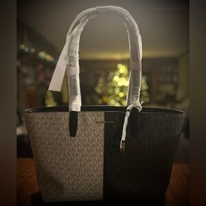 Michael Kors purse. Gold detailing. Never used.